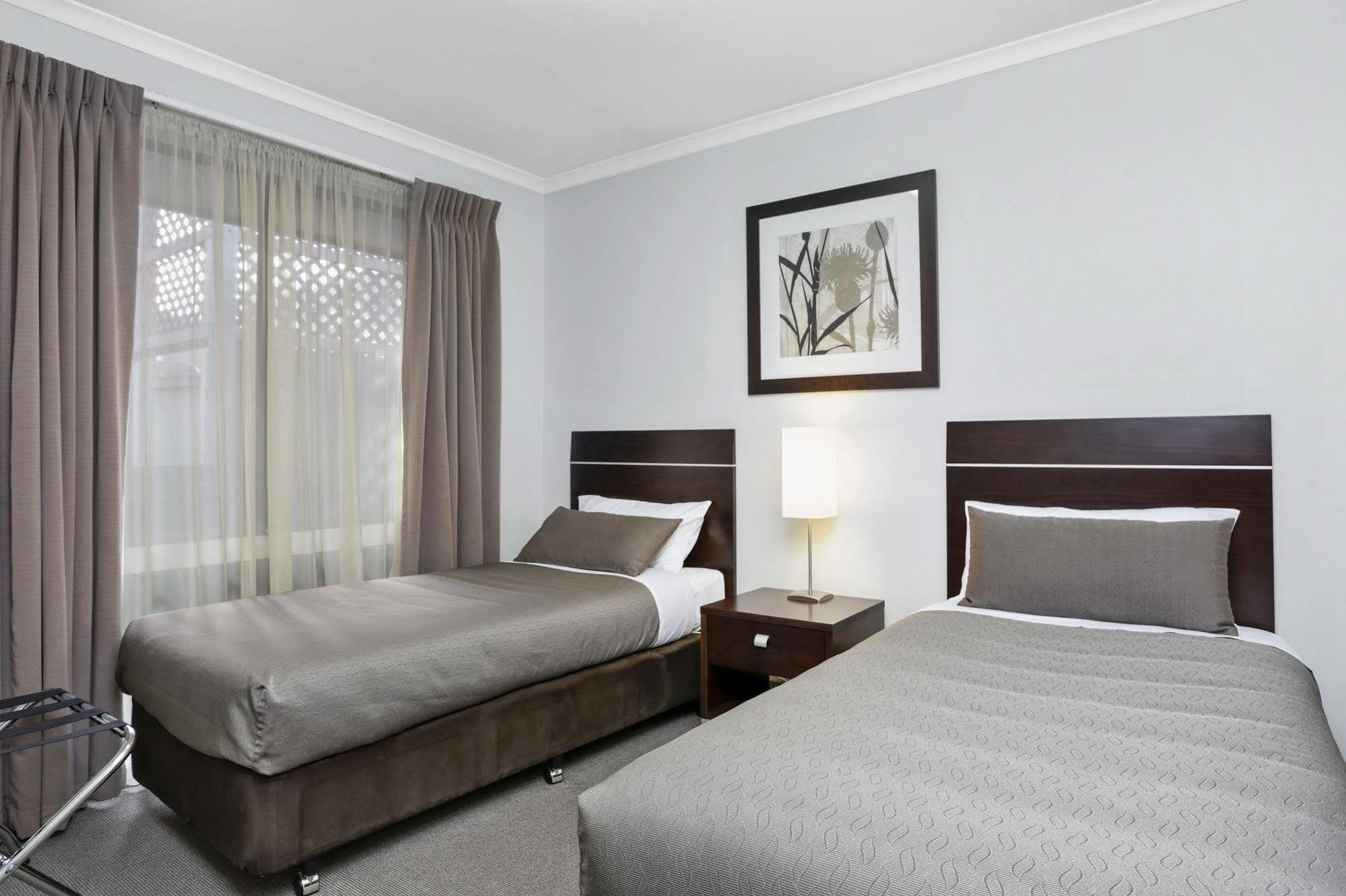 Elm Tree Motel Варрнамбул Экстерьер фото
