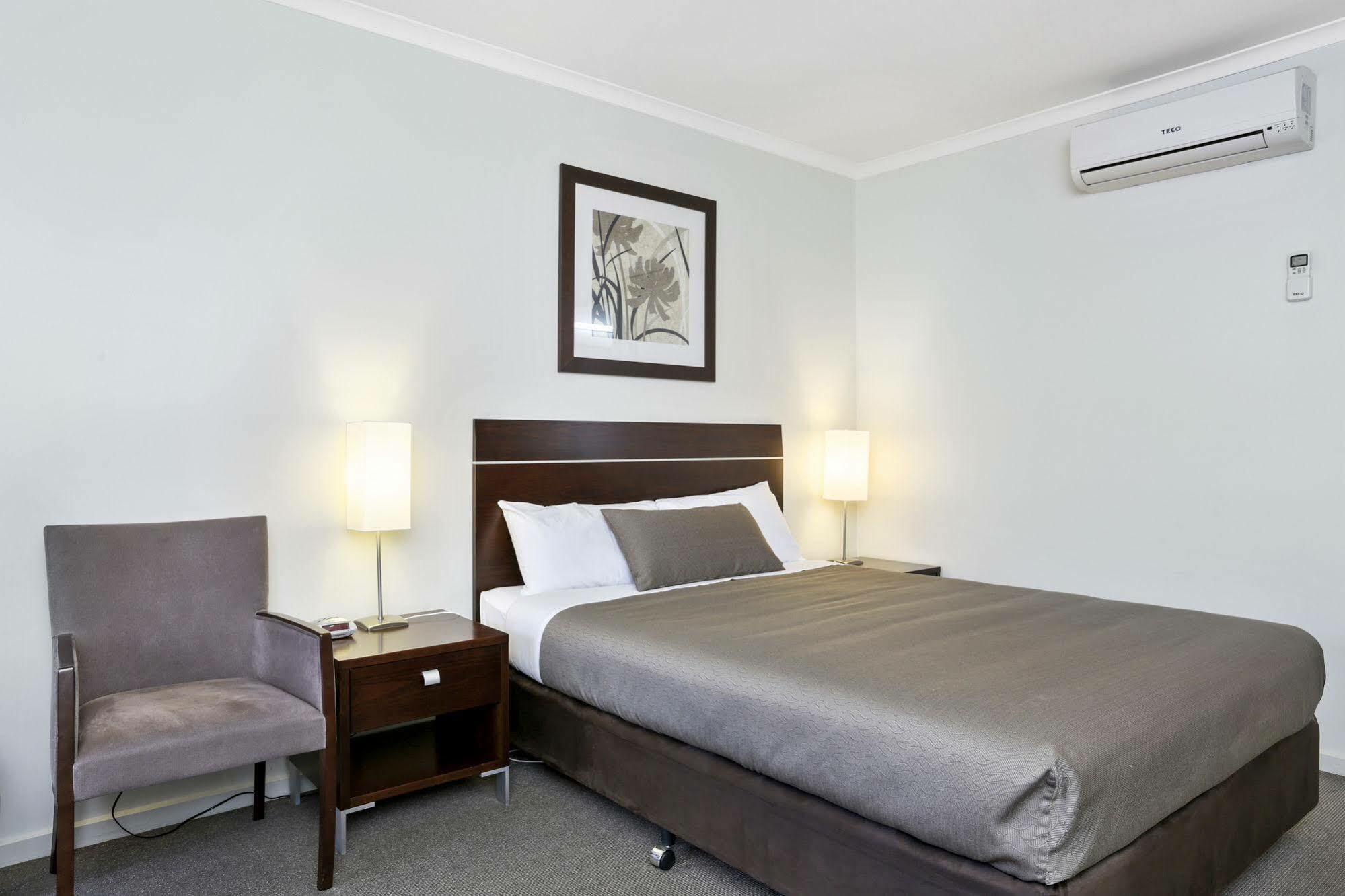 Elm Tree Motel Варрнамбул Экстерьер фото